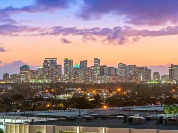GALLERY One - A DoubleTree Suites by Hilton Hotel : photo 3 de la chambre suite lit king-size avec balcon - vue sur ville
