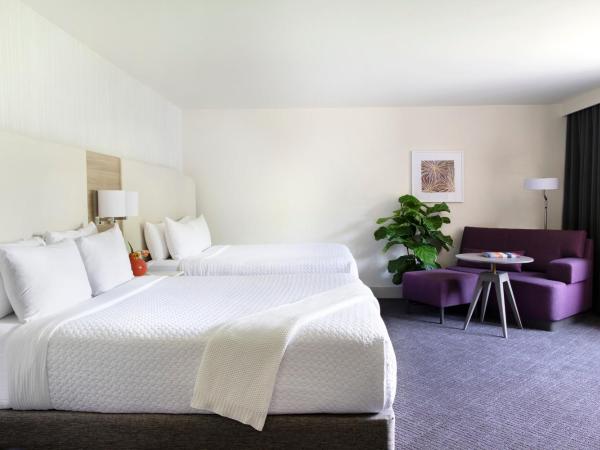 Crowne Plaza Atlanta Perimeter at Ravinia, an IHG Hotel : photo 2 de la chambre chambre d'angle premium avec 2 lits queen-size