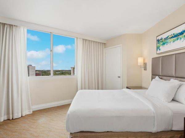 GALLERY One - A DoubleTree Suites by Hilton Hotel : photo 4 de la chambre suite lit king-size avec balcon - vue sur ville