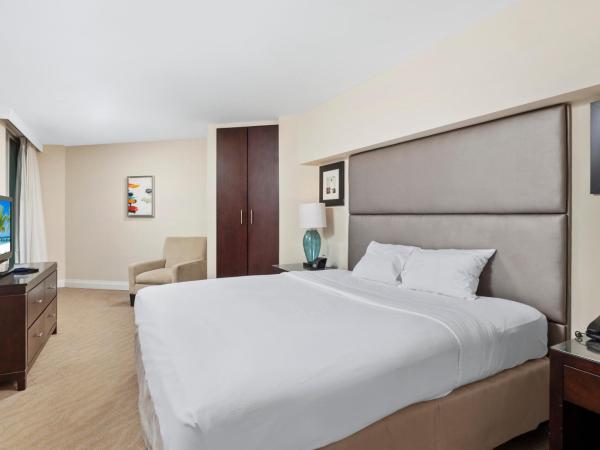 GALLERY One - A DoubleTree Suites by Hilton Hotel : photo 2 de la chambre suite lit king-size avec balcon - vue sur ville