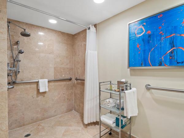 GALLERY One - A DoubleTree Suites by Hilton Hotel : photo 4 de la chambre suite lit king-size avec douche accessible en fauteuil roulant - vue sur eau