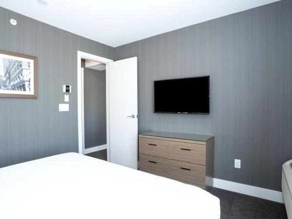 Sandman Signature Calgary Airport Hotel : photo 2 de la chambre signature suite, 1 king bed, sofa bed, kitchen