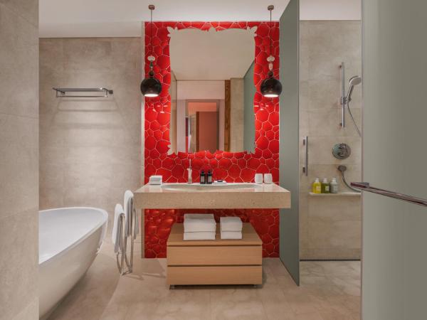 W Singapore - Sentosa Cove : photo 2 de la chambre away room, guest room, 1 king bed, outdoor plunge pool, terrace