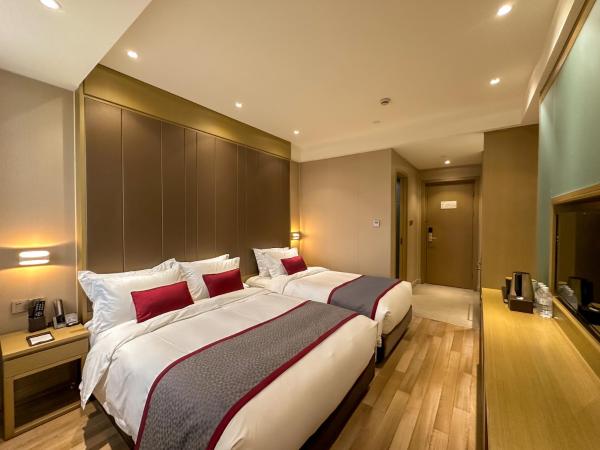 SHANGHAI-DECO Hotel-Free shuttle bus from Pudong Airport and Disneyland : photo 2 de la chambre chambre familiale avec douche