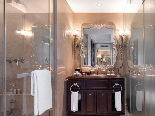 The Yangtze Boutique Shanghai - Free minibar for the first round of the day : photo 2 de la chambre art deco room dotd