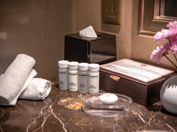 The Yangtze Boutique Shanghai - Free minibar for the first round of the day : photo 2 de la chambre shanghai grand king room - welcome fruit  & welcome snacks *1  per stay ( up 2 persons ) 