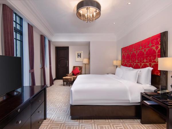 The Yangtze Boutique Shanghai - Free minibar for the first round of the day : photo 2 de la chambre boutique balcony king room - welcome fruit  & welcome snacks *1  per stay ( up 2 persons ) 