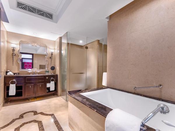 The Yangtze Boutique Shanghai - Free minibar for the first round of the day : photo 6 de la chambre boutique balcony king room - welcome fruit  & welcome snacks *1  per stay ( up 2 persons ) 