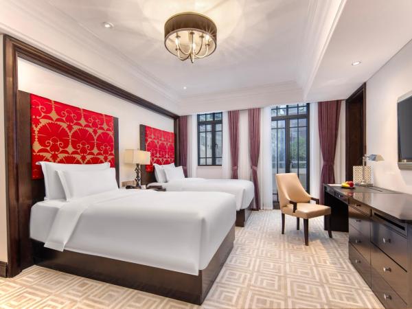 The Yangtze Boutique Shanghai - Free minibar for the first round of the day : photo 1 de la chambre boutique balcony twin room  -welcome fruit  & welcome snacks *1  per stay ( up 2 persons ) 