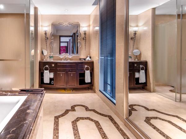 The Yangtze Boutique Shanghai - Free minibar for the first round of the day : photo 6 de la chambre nihong balcony king room  - welcome benefits  & afternoon tea  *1 upon check in day per stay
