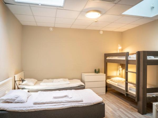 Göteborg Hostel : photo 1 de la chambre economy quadruple room with shared bathroom with a skylight