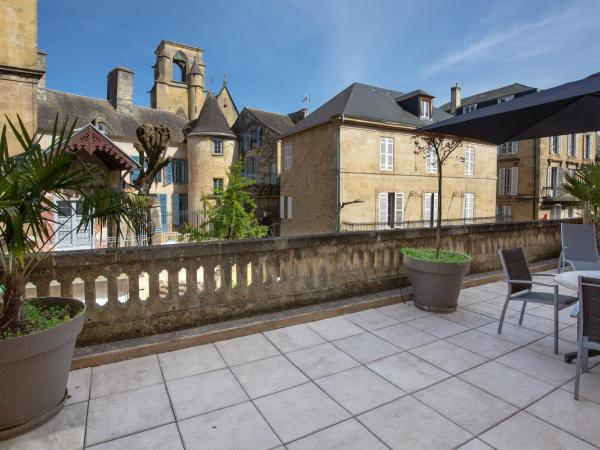 La Villa des Consuls - Gîte de tourisme de charme : photo 8 de la chambre appartement avec terrasse (rez-de-chaussée)