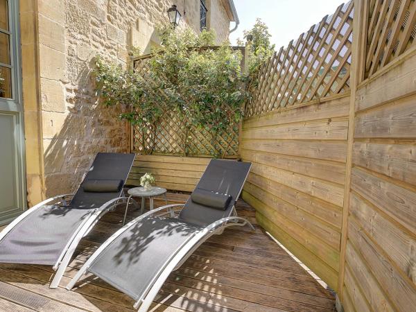 La Villa des Consuls - Gîte de tourisme de charme : photo 8 de la chambre appartement avec terrasse (rez-de-chaussée)