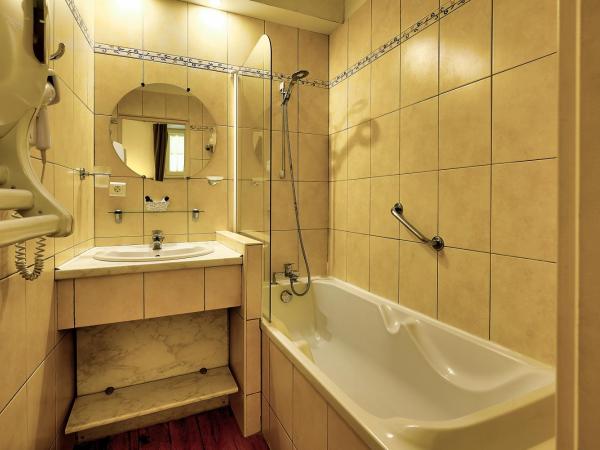 La Villa des Consuls - Gîte de tourisme de charme : photo 7 de la chambre appartement avec terrasse (rez-de-chaussée)