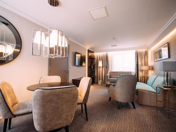 Crowne Plaza - Belfast, an IHG Hotel : photo 4 de la chambre suite 1 chambre lit king-size avec canapé-lit