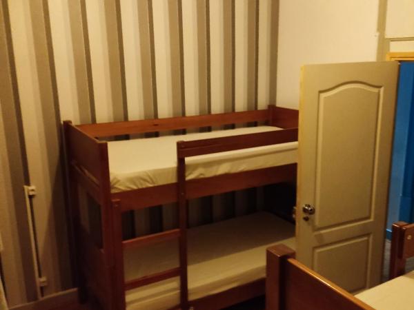 Meeting Hostel : photo 2 de la chambre chambre quadruple Économique avec salle de bains commune