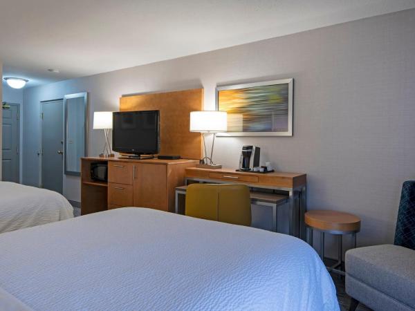 Holiday Inn Express Kamloops, an IHG Hotel : photo 3 de la chambre chambre avec 2 lits queen-size lits adaptée aux personnes malentendantes avec douche accessible en fauteuil roulant - non-fumeurs