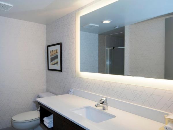 Holiday Inn Express Kamloops, an IHG Hotel : photo 5 de la chambre suite lit king-size avec baignoire spa
