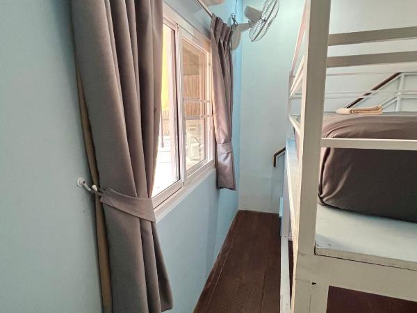 Sleep Inn - Lonely Beach : photo 8 de la chambre chambre double avec salle de bains commune