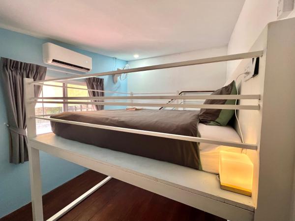 Sleep Inn - Lonely Beach : photo 10 de la chambre chambre double avec salle de bains commune