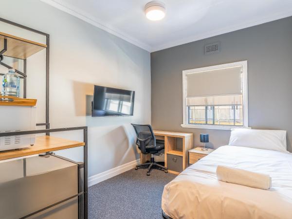 K2 Brisbane : photo 1 de la chambre chambre simple avec toilettes et douche communes