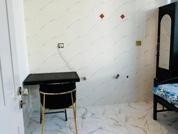 Single room with window near metro : photo 1 de la chambre petite chambre double