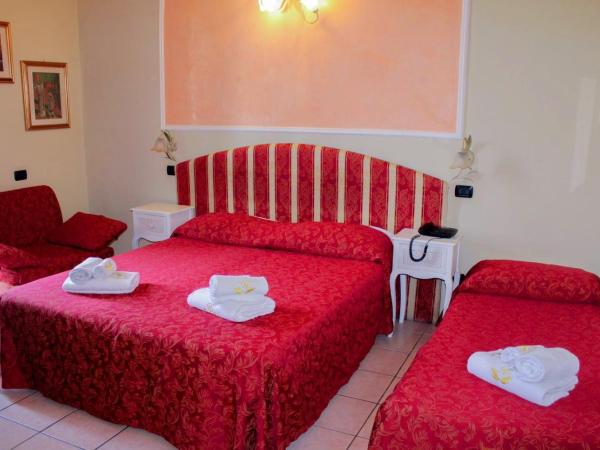 Villa Lia Depandance Hotel Sicilia : photo 1 de la chambre chambre triple avec salle de bains