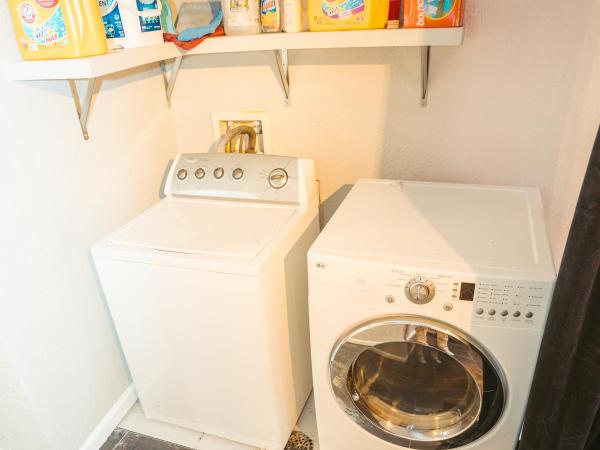 Windsor Retreat Private Basement Suite : photo 8 de la chambre chambre double deluxe avec douche