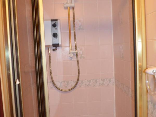 Lyndhurst Hotel : photo 2 de la chambre chambre familiale avec salle de bains privative