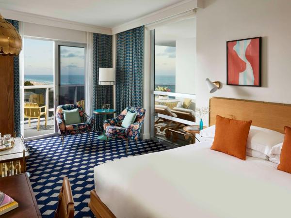 The Confidante Miami Beach, part of Hyatt : photo 3 de la chambre chambre lit king-size avec terrasse salon - côté océan