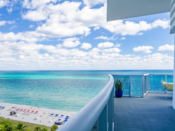 The Confidante Miami Beach, part of Hyatt : photo 4 de la chambre chambre lit king-size avec terrasse salon - côté océan