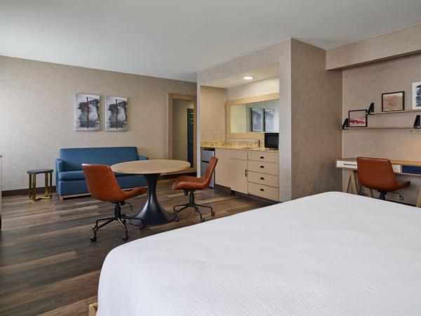 Four Points Marriott Salt Lake City Airport : photo 10 de la chambre suite junior lit king-size avec canapé-lit