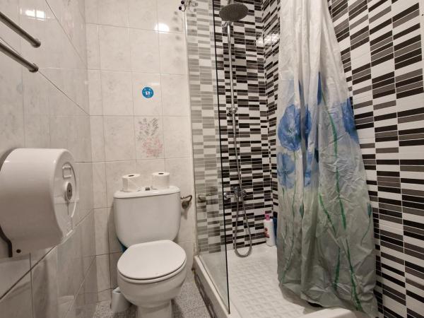 Metropolitan Atocha : photo 8 de la chambre chambre quadruple avec salle de bains privative