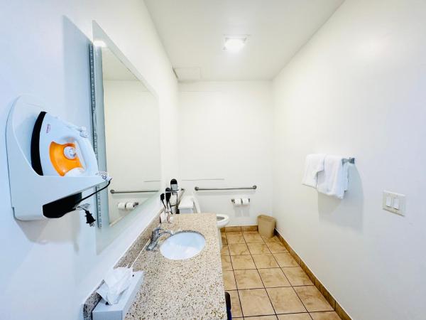 Ramada by Wyndham San Diego Airport : photo 9 de la chambre hébergement 1 chambre 2 lits queen-size accessible aux personnes à mobilité rréduite/malentendantes - non-fumeurs