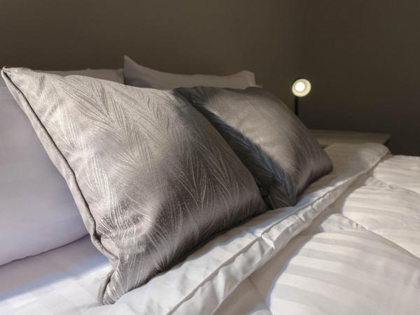 BnB98 Silom Hotel - 1 minutes from SKY TRAIN Sala Daeng station and SUBWAY Silom station : photo 2 de la chambre chambre lit king-size