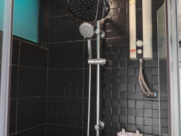 BnB98 Silom Hotel - 1 minutes from SKY TRAIN Sala Daeng station and SUBWAY Silom station : photo 6 de la chambre chambre lit king-size