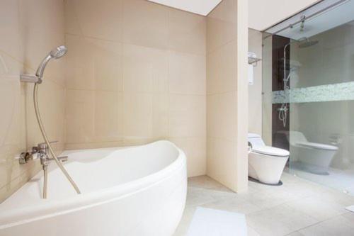 Grand Rohan Jogja : photo 4 de la chambre suite lit king-size avec balcon