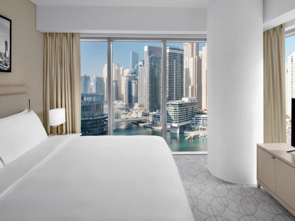 JW Marriott Hotel Marina : photo 1 de la chambre grand marina view room, king bed, club lounge access with breakfast, lunch & dinner, including direct access to dubai marina mall & marina walk