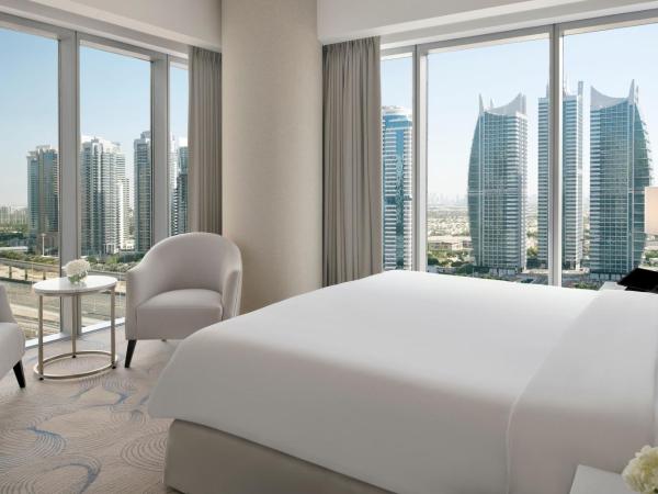 JW Marriott Hotel Marina : photo 1 de la chambre premier city view suite, king bed, sofa bed, club lounge access with breakfast, lunch & dinner, 4pm late checkout, including direct access to dubai marina mall & marina walk