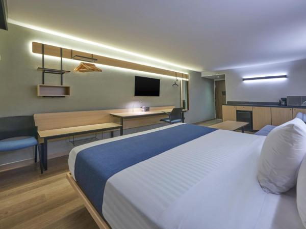 City Express by Marriott Cancun Aeropuerto : photo 1 de la chambre suite junior lit king-size avec canapé-lit