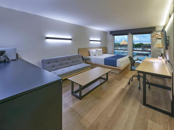 City Express by Marriott Cancun Aeropuerto : photo 2 de la chambre suite junior lit king-size avec canapé-lit