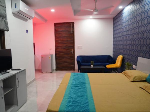 RentDoor- Luxury studio service apartment Sector -46 : photo 1 de la chambre chambre lit king-size supérieure