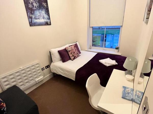 Metropolitan Coziness Private Bedrooms in Euston Station 161 : photo 10 de la chambre chambre triple avec salle de bains commune