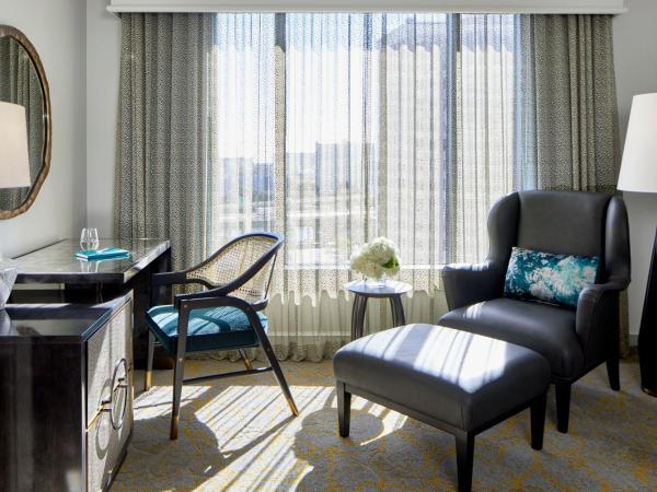 Grand Bohemian Orlando, Autograph Collection : photo 6 de la chambre suite lit king-size avec canapé-lit et baignoire spa