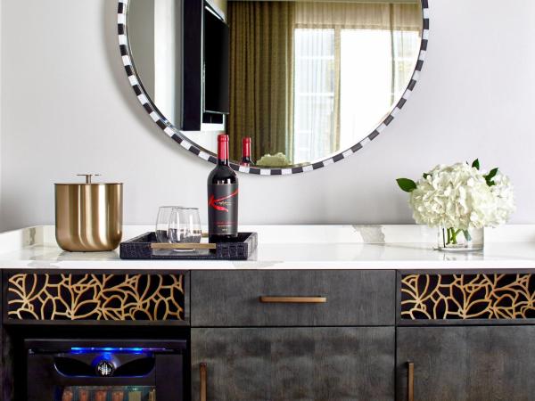 Grand Bohemian Orlando, Autograph Collection : photo 9 de la chambre suite lit king-size avec canapé-lit et baignoire spa