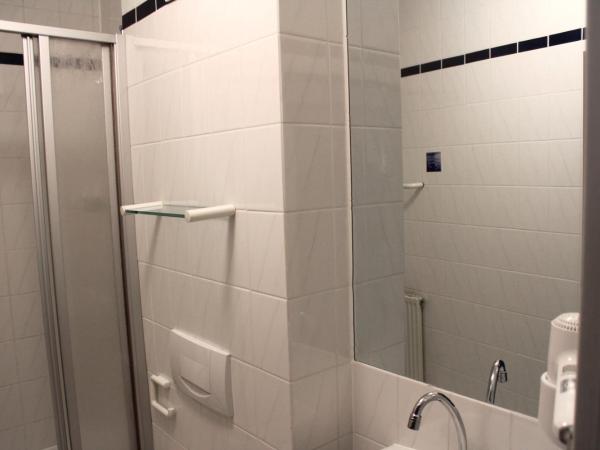 Hotel Mozart Bonn : photo 4 de la chambre chambre double ou lits jumeaux avec salle de bains privative