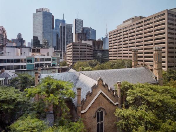 Marriott Downtown at CF Toronto Eaton Centre : photo 5 de la chambre chambre lit king-size - vue sur place de la trinité et sur cour