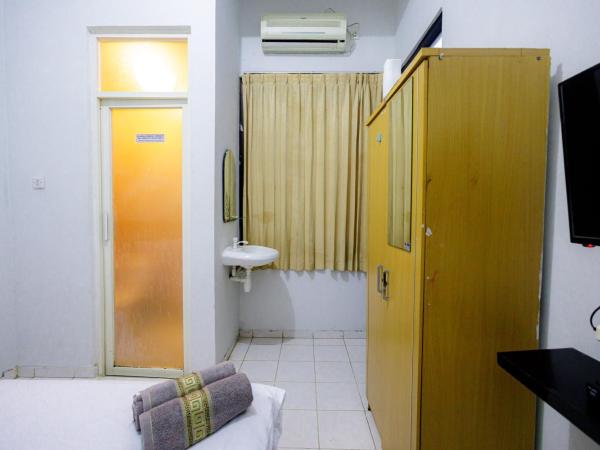 Marcello Residence Siwalankerto near Petra University Surabaya Mitra RedDoorz : photo 5 de la chambre chambre triple