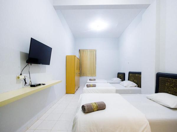 Marcello Residence Siwalankerto near Petra University Surabaya Mitra RedDoorz : photo 6 de la chambre chambre triple
