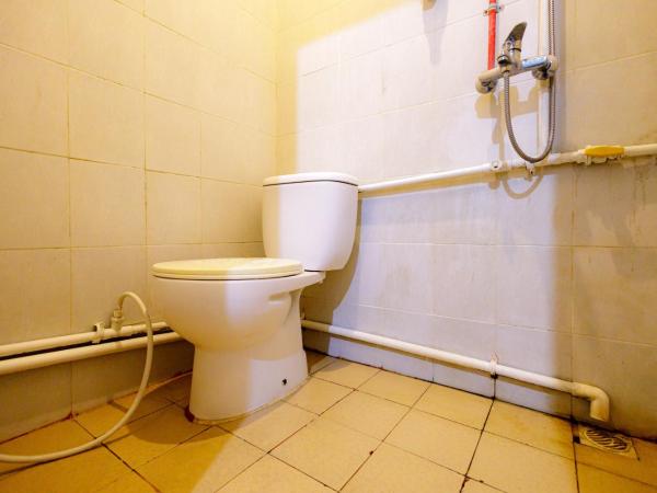 Marcello Residence Siwalankerto near Petra University Surabaya Mitra RedDoorz : photo 1 de la chambre chambre triple